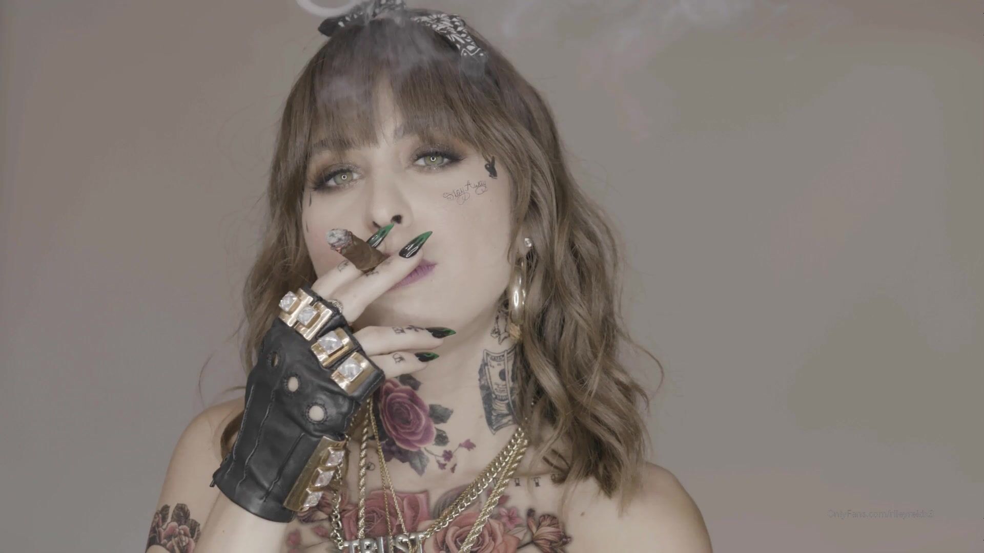 Riley Reid Roleplays As A Gangster While Fucking