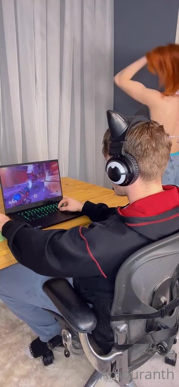 Stepsis Amouranth Interrupts Her Stepbro's Gaming With A BJ