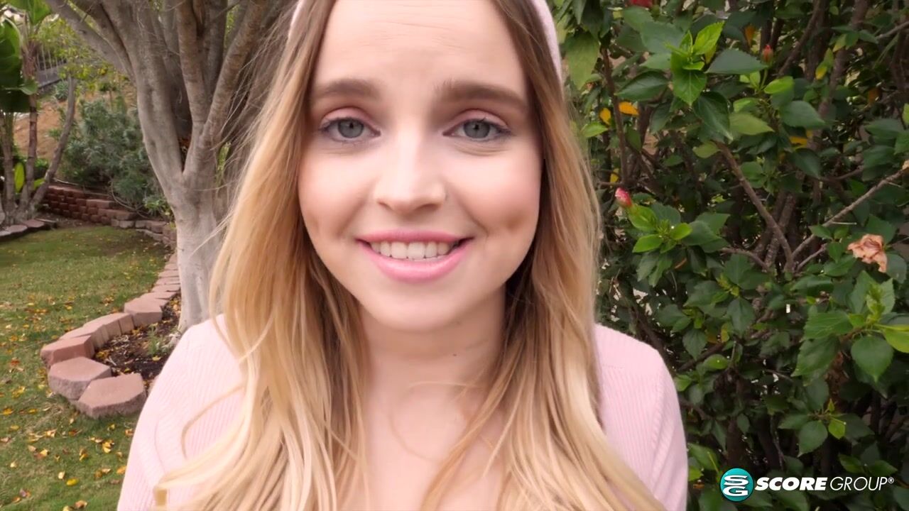 Voluptuous Codi Vore Flaunts And Rubs Her Meaty Pussy