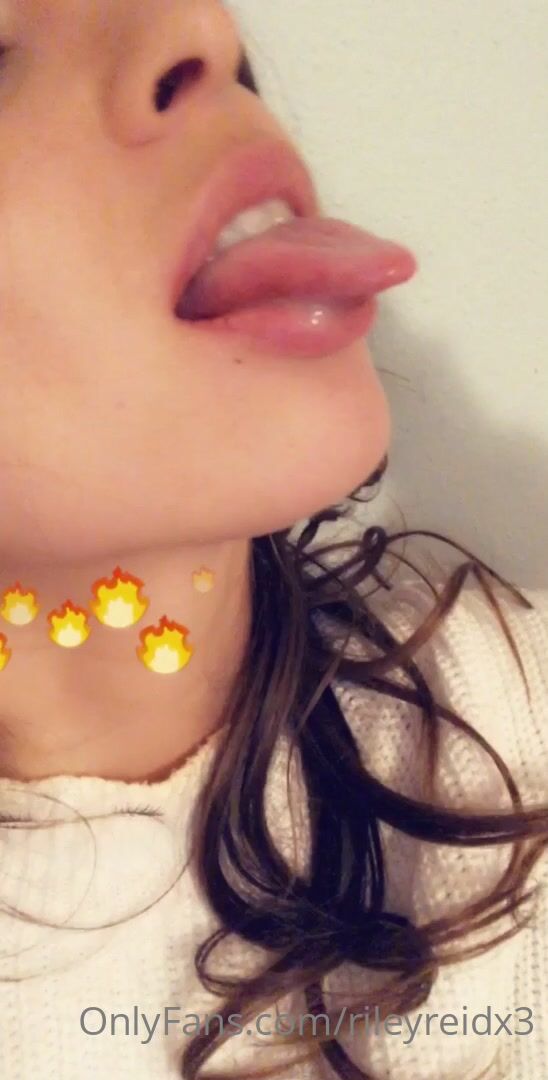 Pornstar Riley Reid Shows You That She Has No Gag Reflex