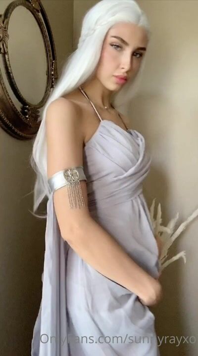 Sunny Ray Dresses Up As Khaleesi And Rubs Her Fiery Pussy