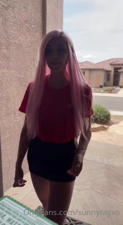 Sunny Ray Delivers A Pizza And A Blowjob