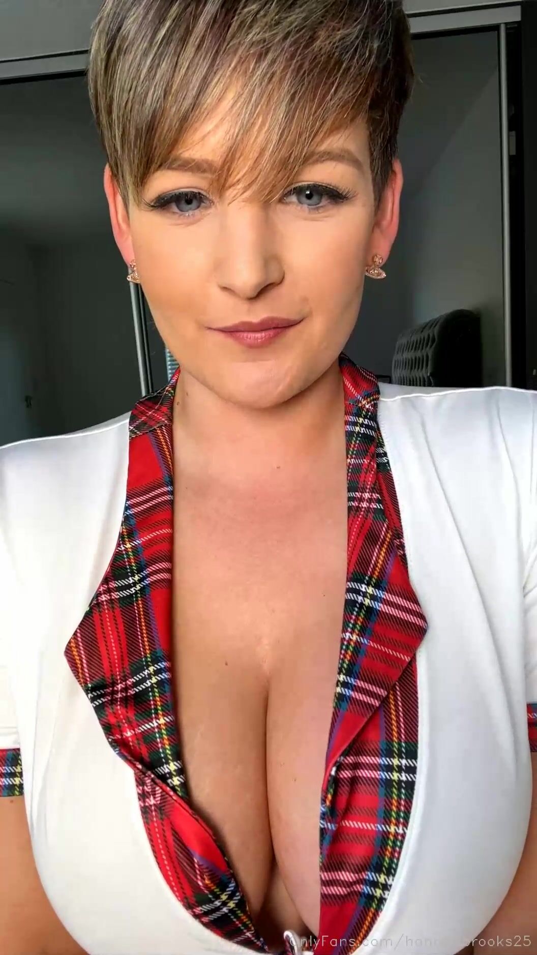 Tempting Hannah Brooks Plays An Anal Schoolgirl