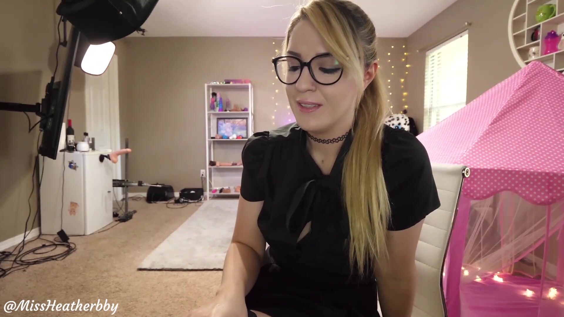 Missheatherbby Fucks Her Throat With A Toy