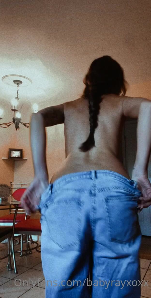 Babyrayxxx Shows Her Ass