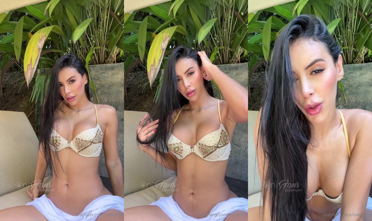 Dahyana Gaitan Gets Naked And Touches Her Pussy Outdoors