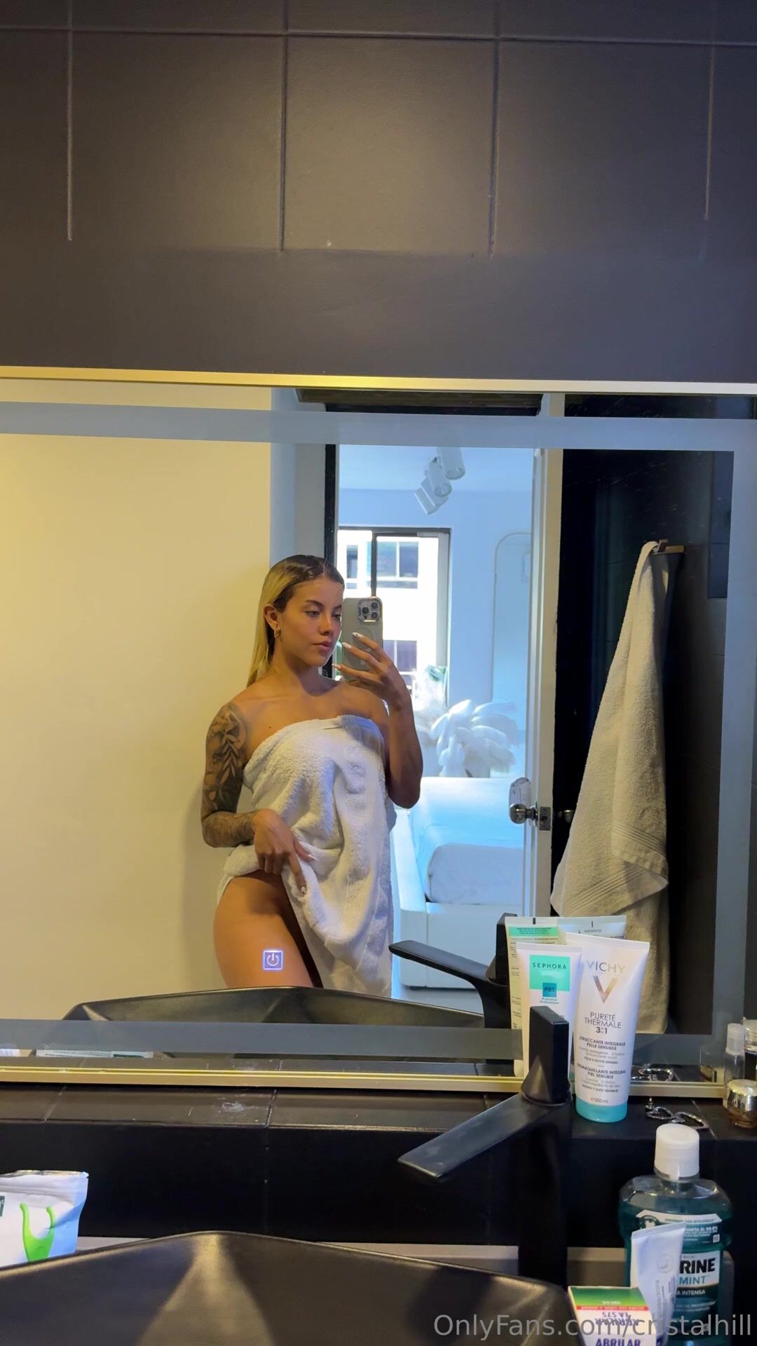 Waifu Cristal After Shower