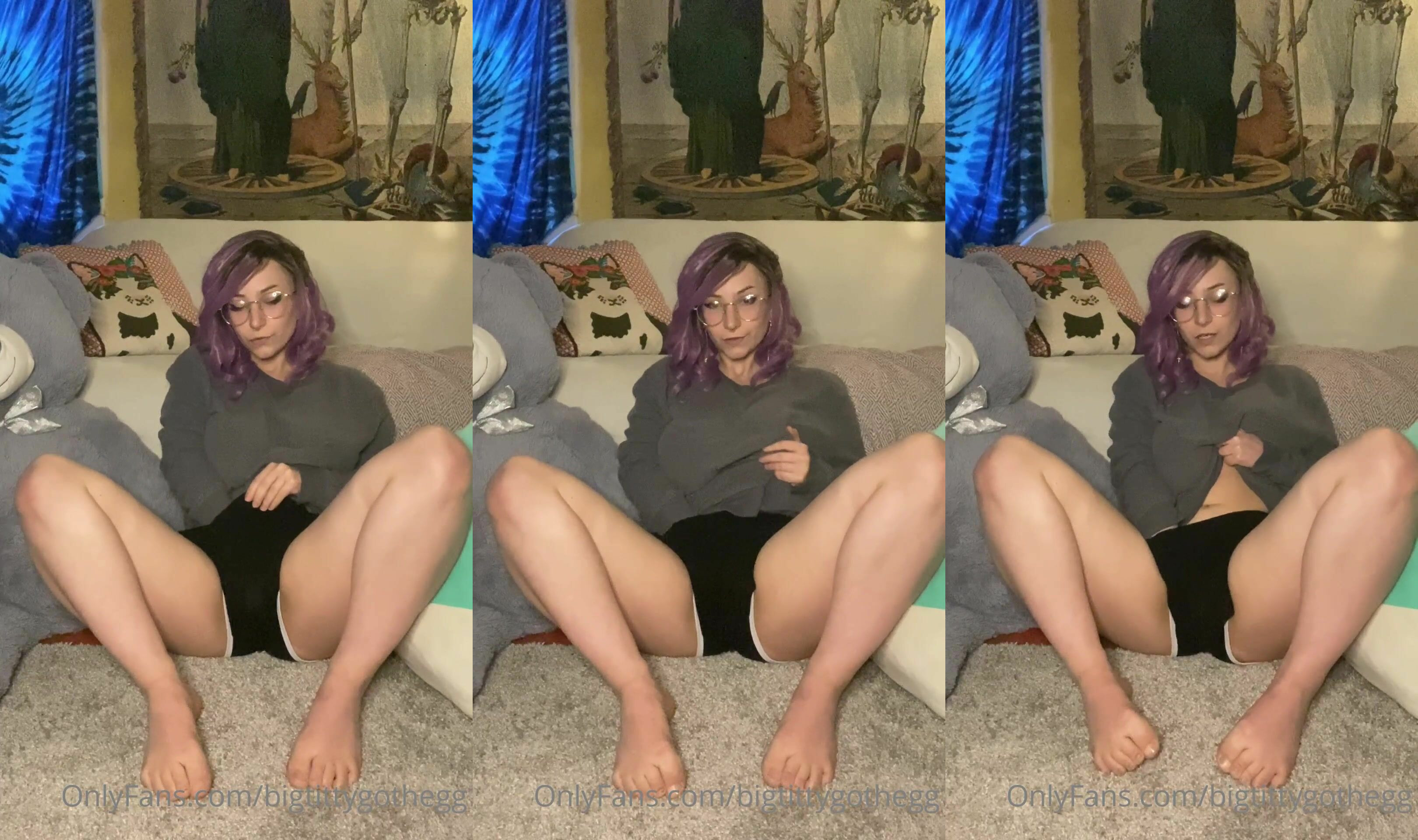 BigTittyGothEgg Rubs Her Pussy In Her Shorts
