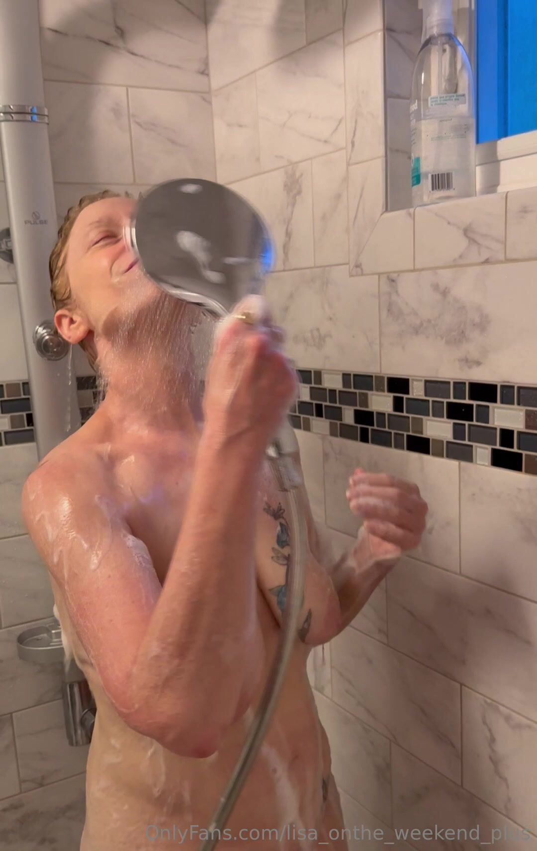 Shows Her Butt And Boobs While Showering