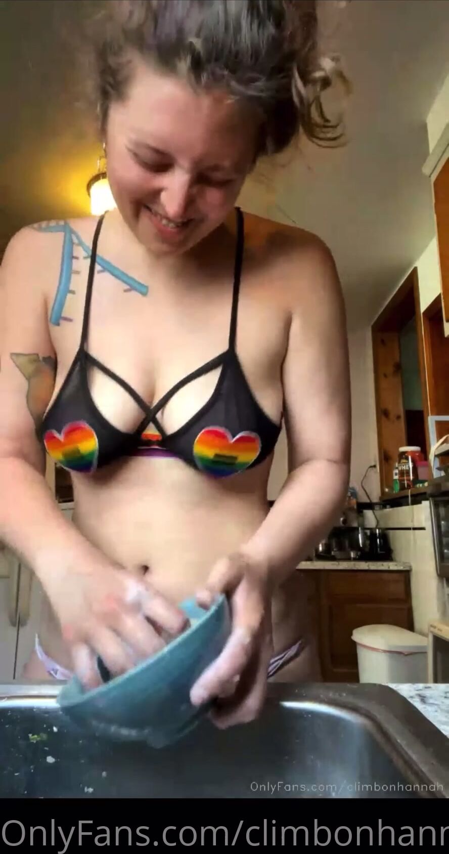 Climbonhannah's Bouncy Tits While Washing Dishes