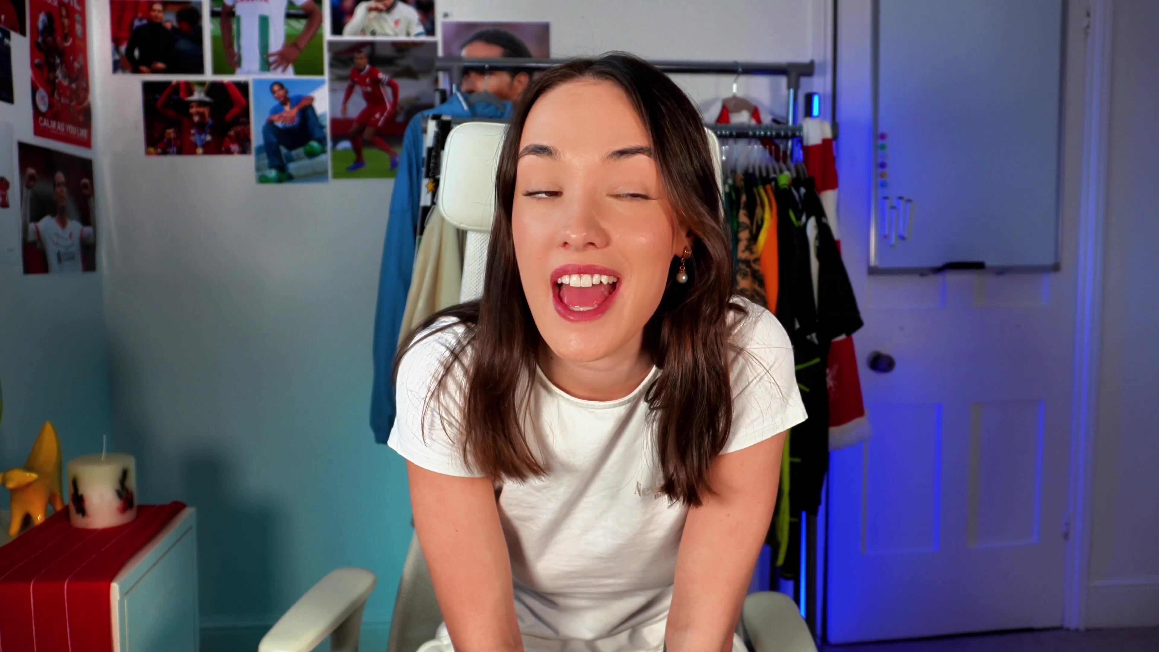 CheekyMZ Fingers Her Pussy While He Jerks Off