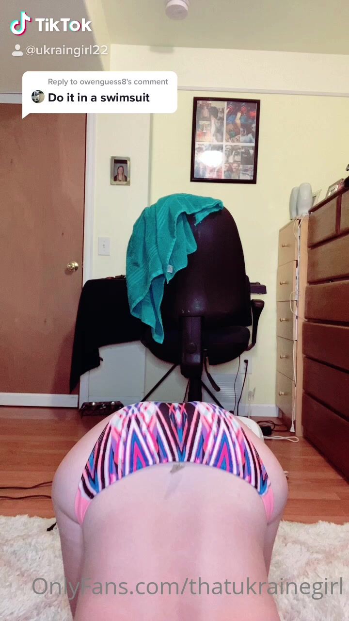 Ukrianegirl20 Shows Her Body In A Swimsuit