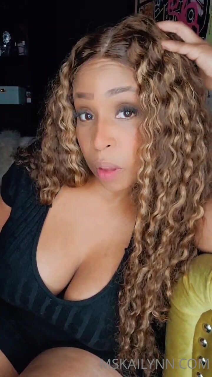Officialkailynn Flaunts Her Deep Cleavage