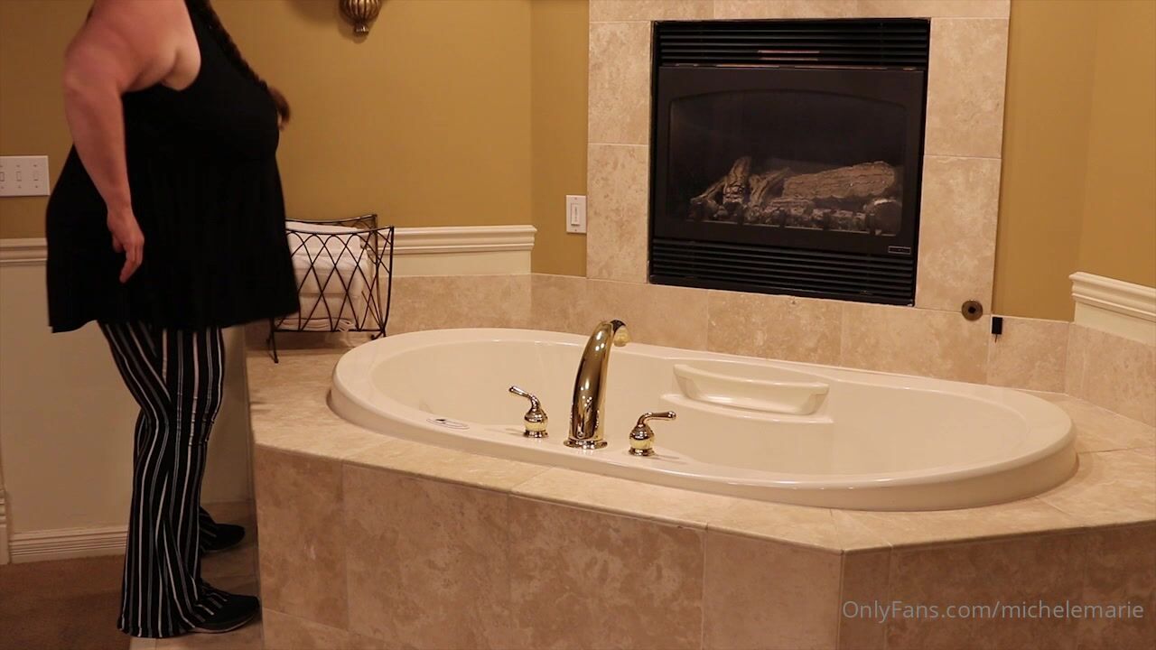 Michelemarie Strips Naked To Take A Bath