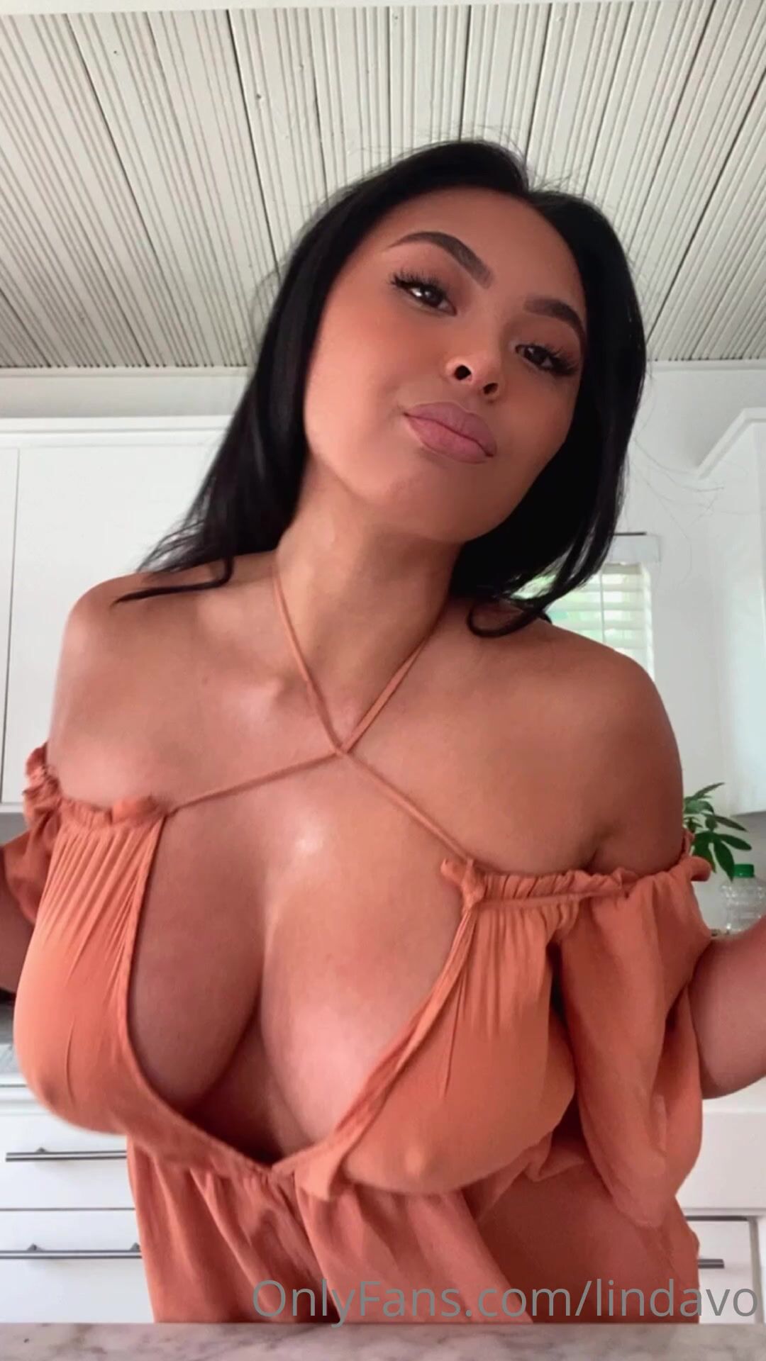 Lindavo Dances With Her Perky Nipples