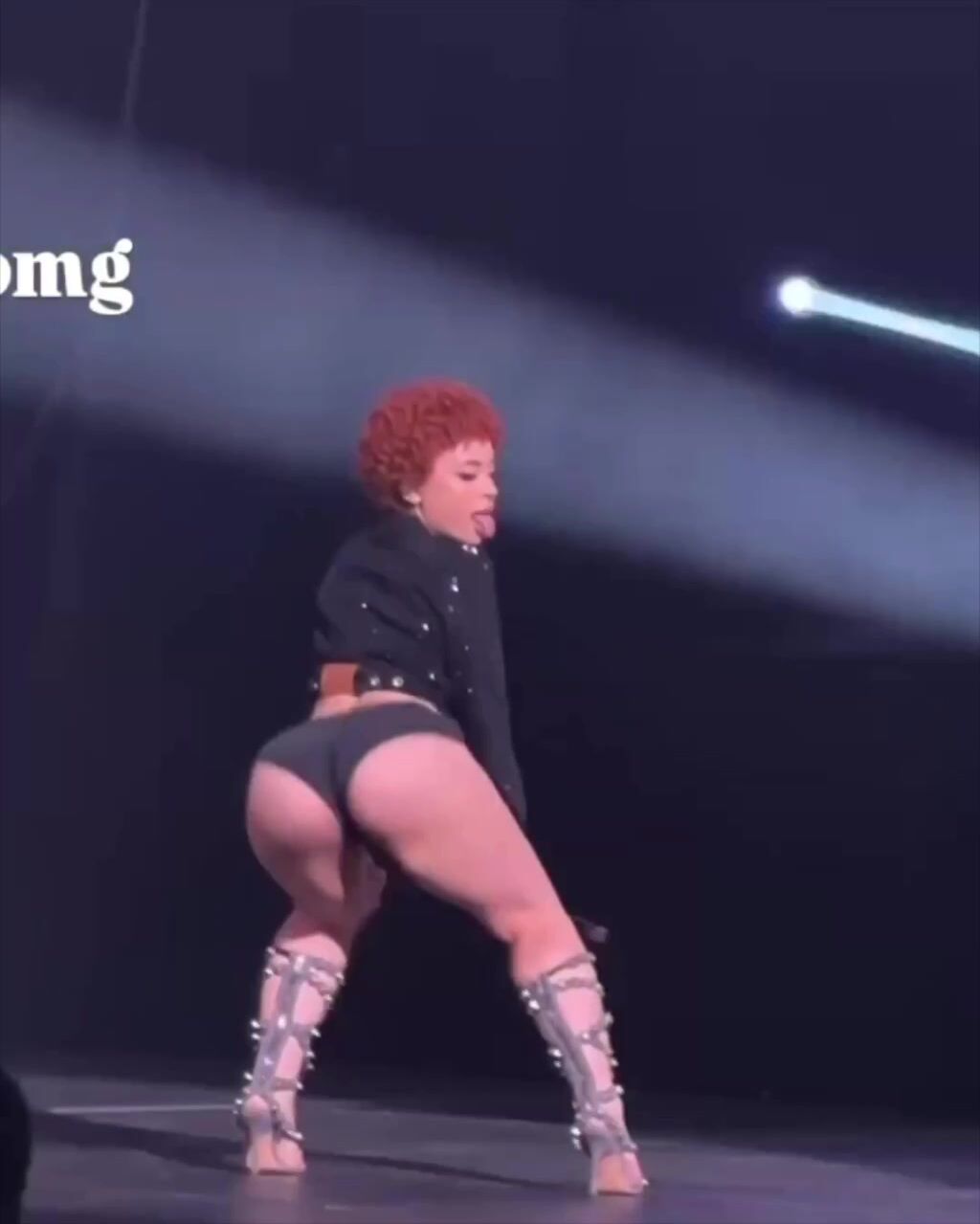 Ice Spice Bounces Her Fat Ass On The Stage
