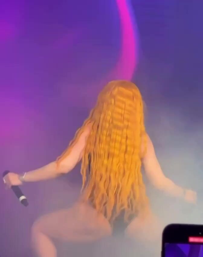 Ice Spice Twerks In Front Of The Crowd