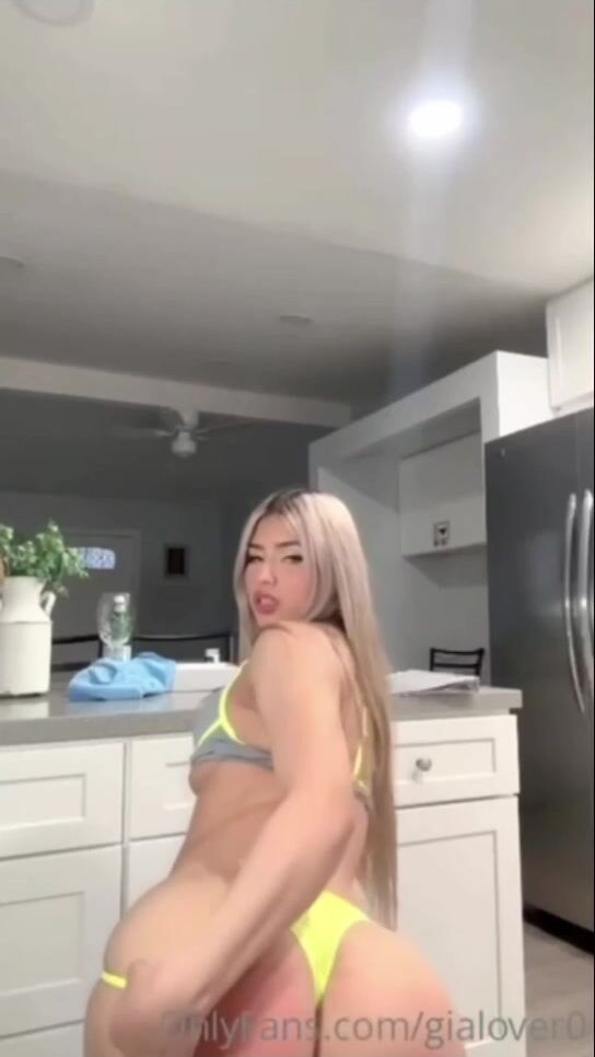 Gialover0 Shows Her Red Ass