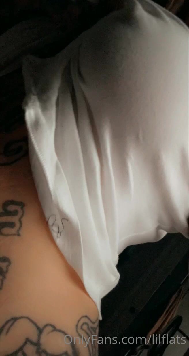 Lilflats Shows Off Her Tattooed Sexy Body