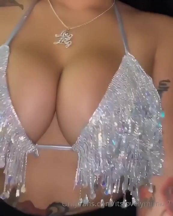 Itslovelymimi27 Wears A Shiny Bra