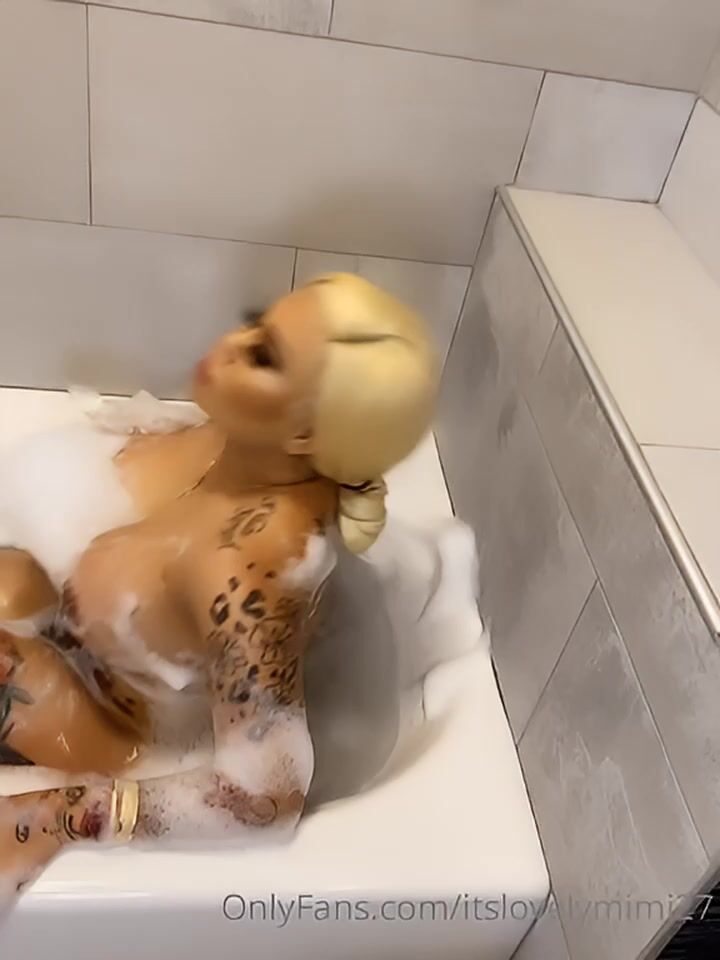 Itslovelymimi27 Bathes In Bubbles