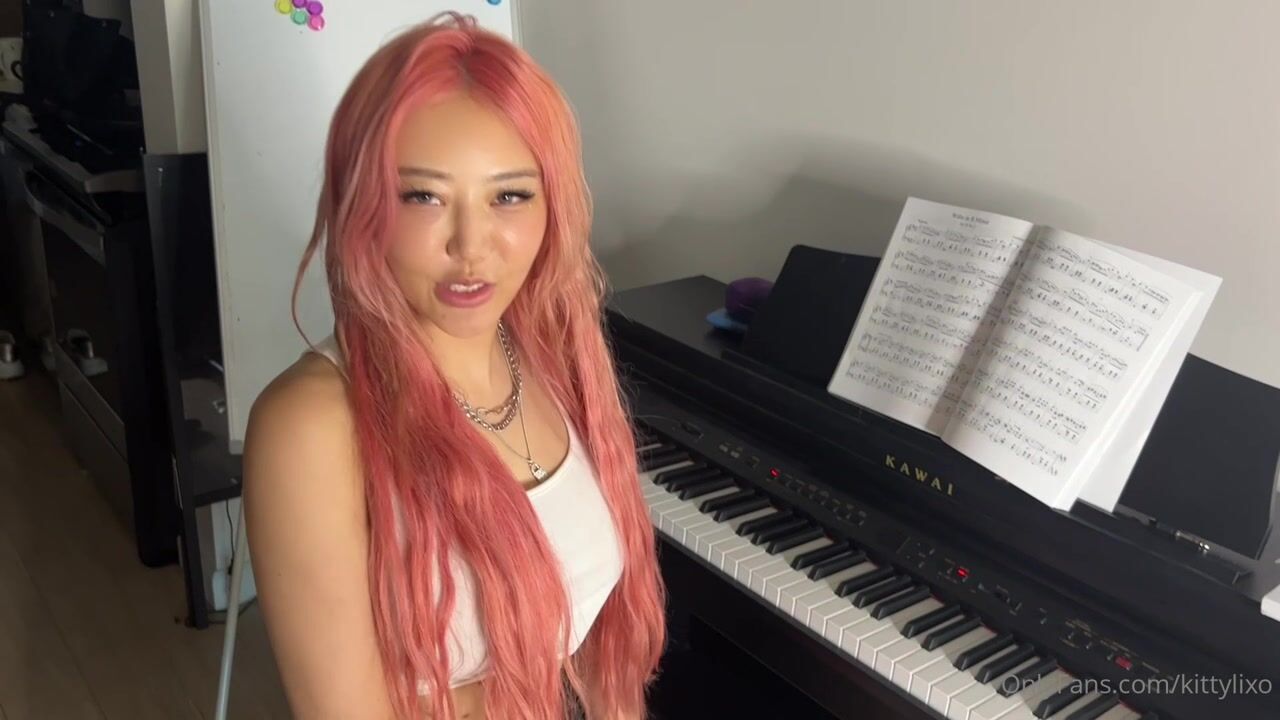 Kitty Lixo Gets Her Pussy And Asshole Banged