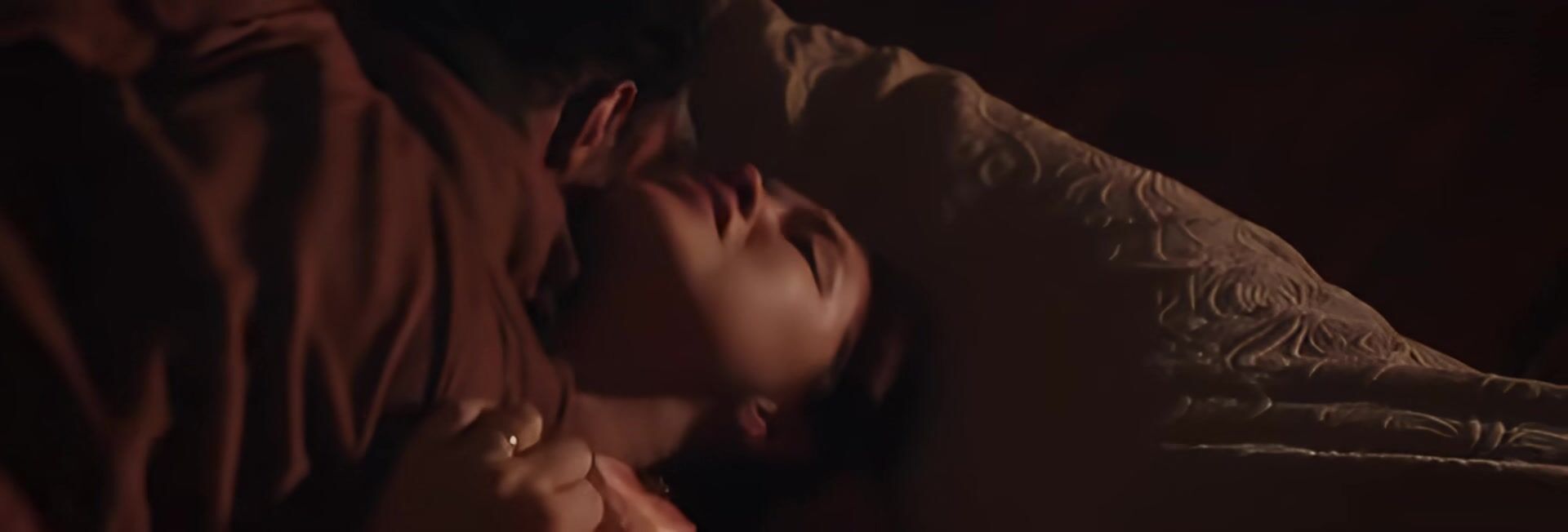 Florence Pugh Fucks In Her Robe