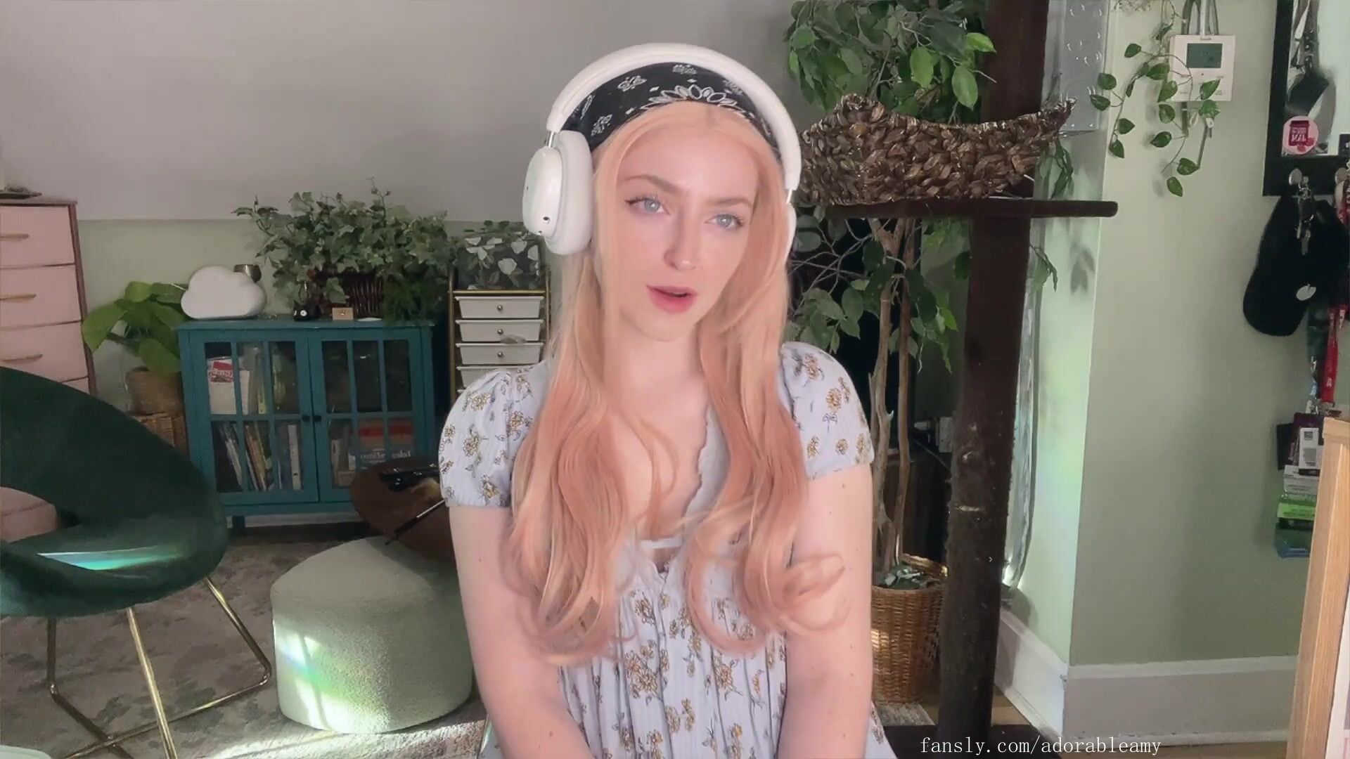 AdorableAmy Livestreams Her Dildo Ride