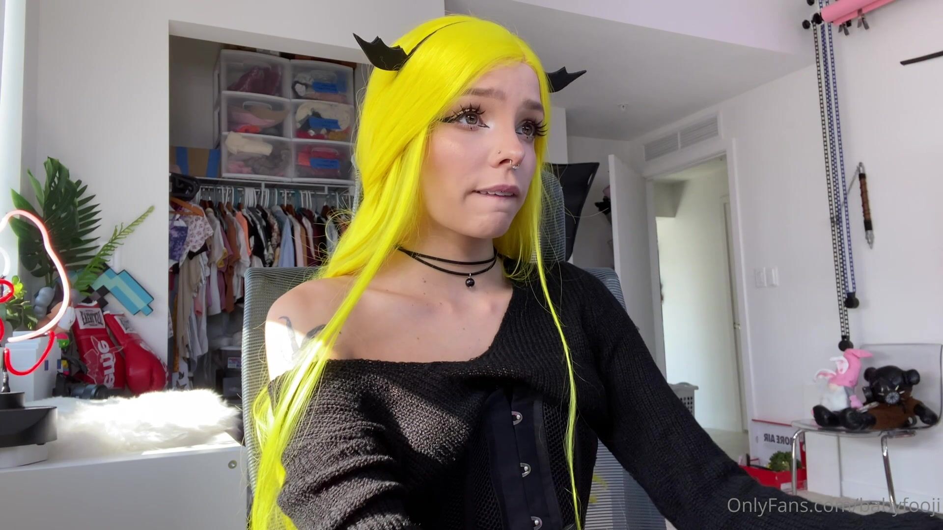BabyFooji Screws A Green Dildo On A Chair