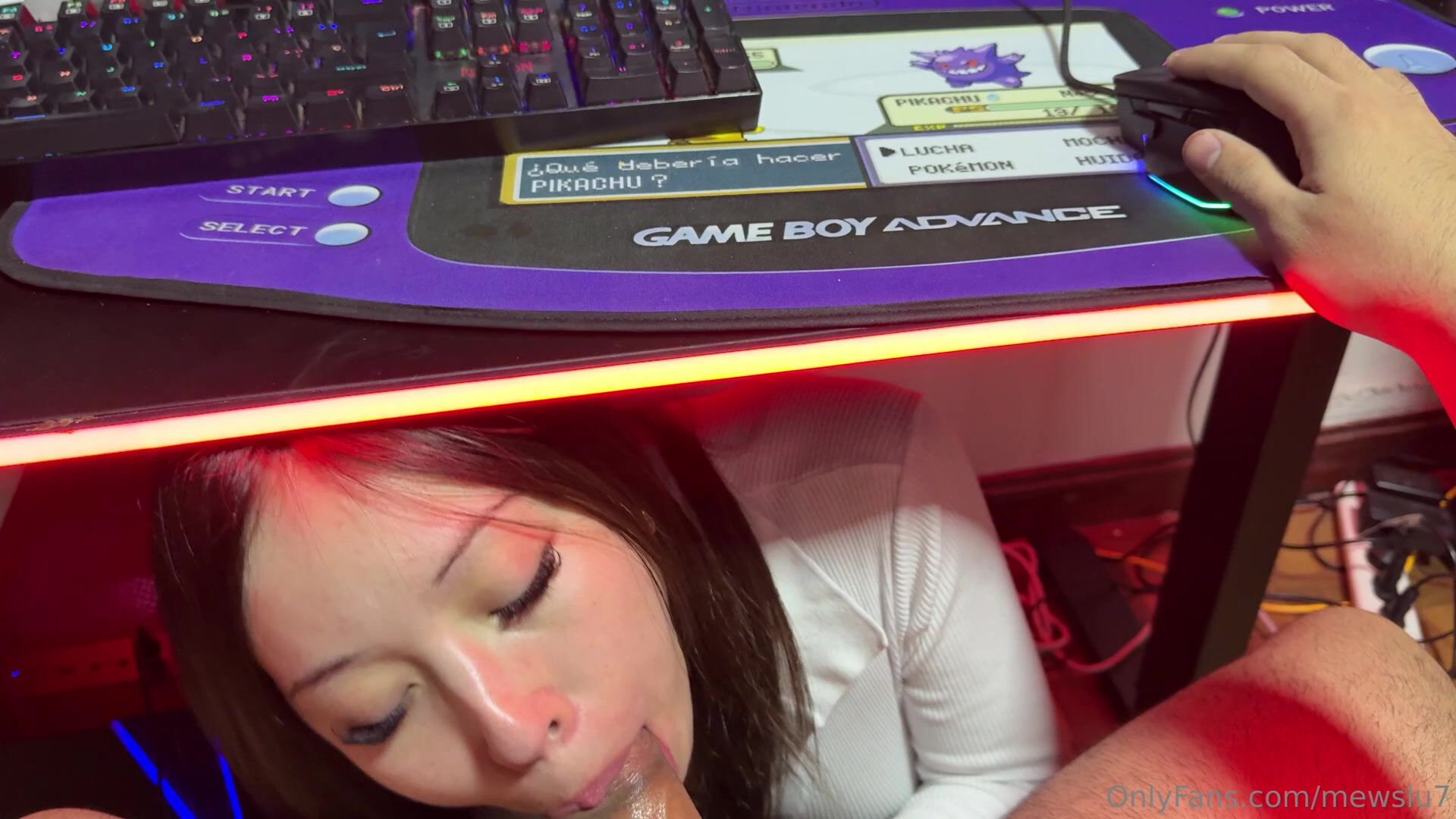 Mewslut's Blowjob Under The Editor's Table