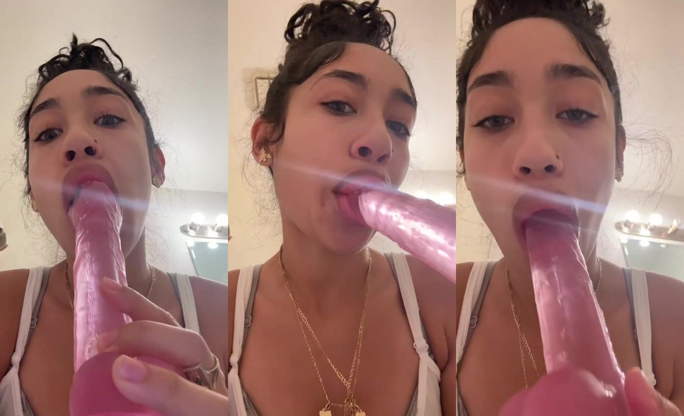 XxPrettyFaacee Sucking Her Pink Dildo