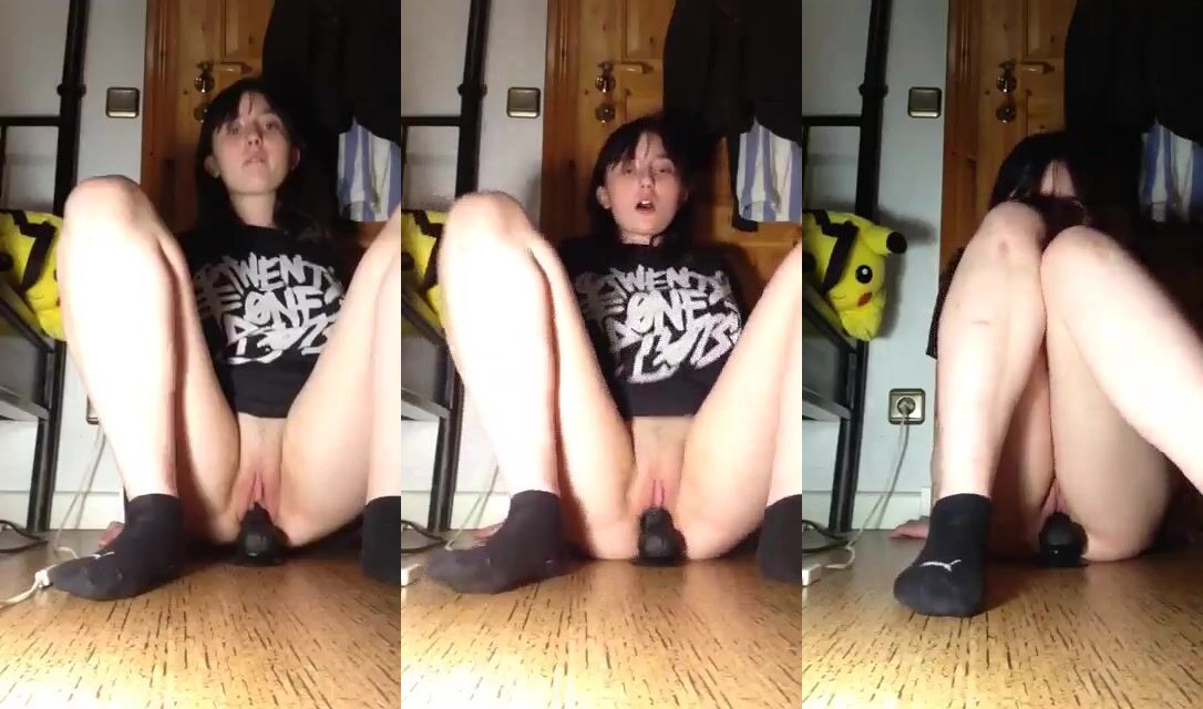Joyliii Rides A Dildo