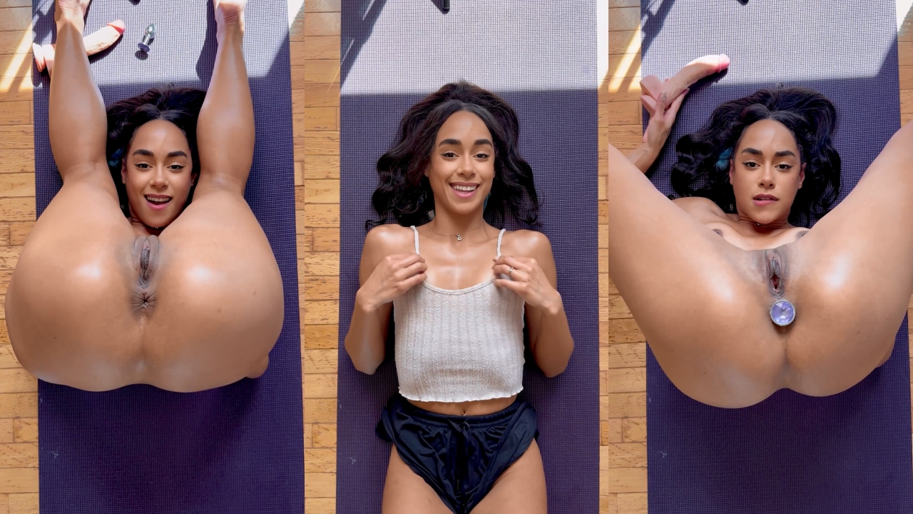 FlexiWithSophie Plugs Her Ass & Fills Her Cunt