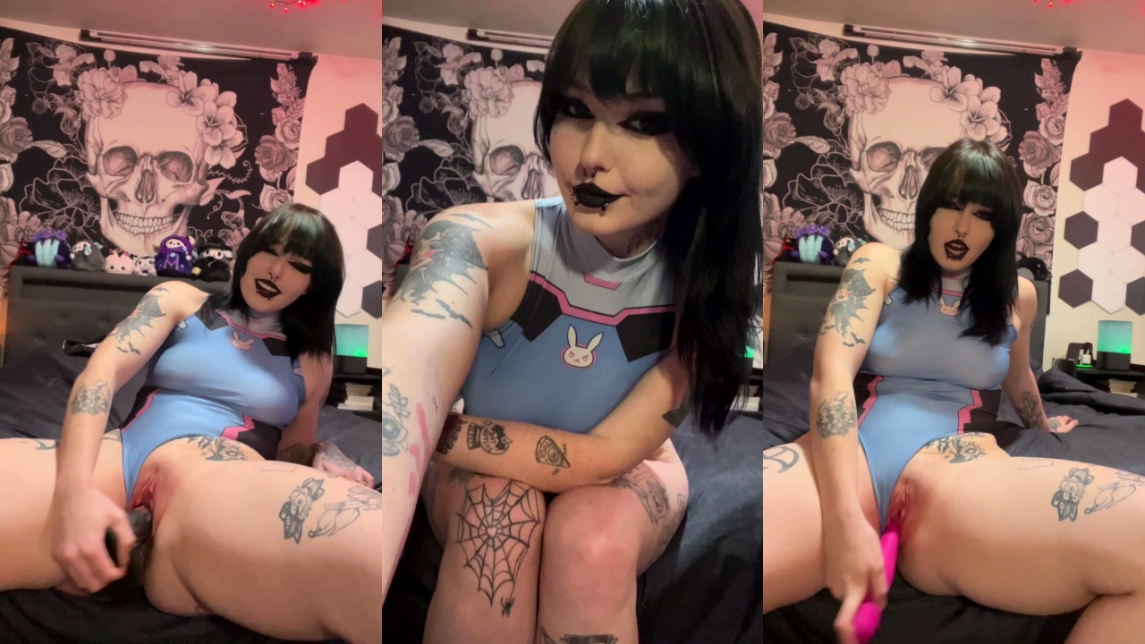 Yourhotm.f's Pleasures Herself In DVA Cosplay