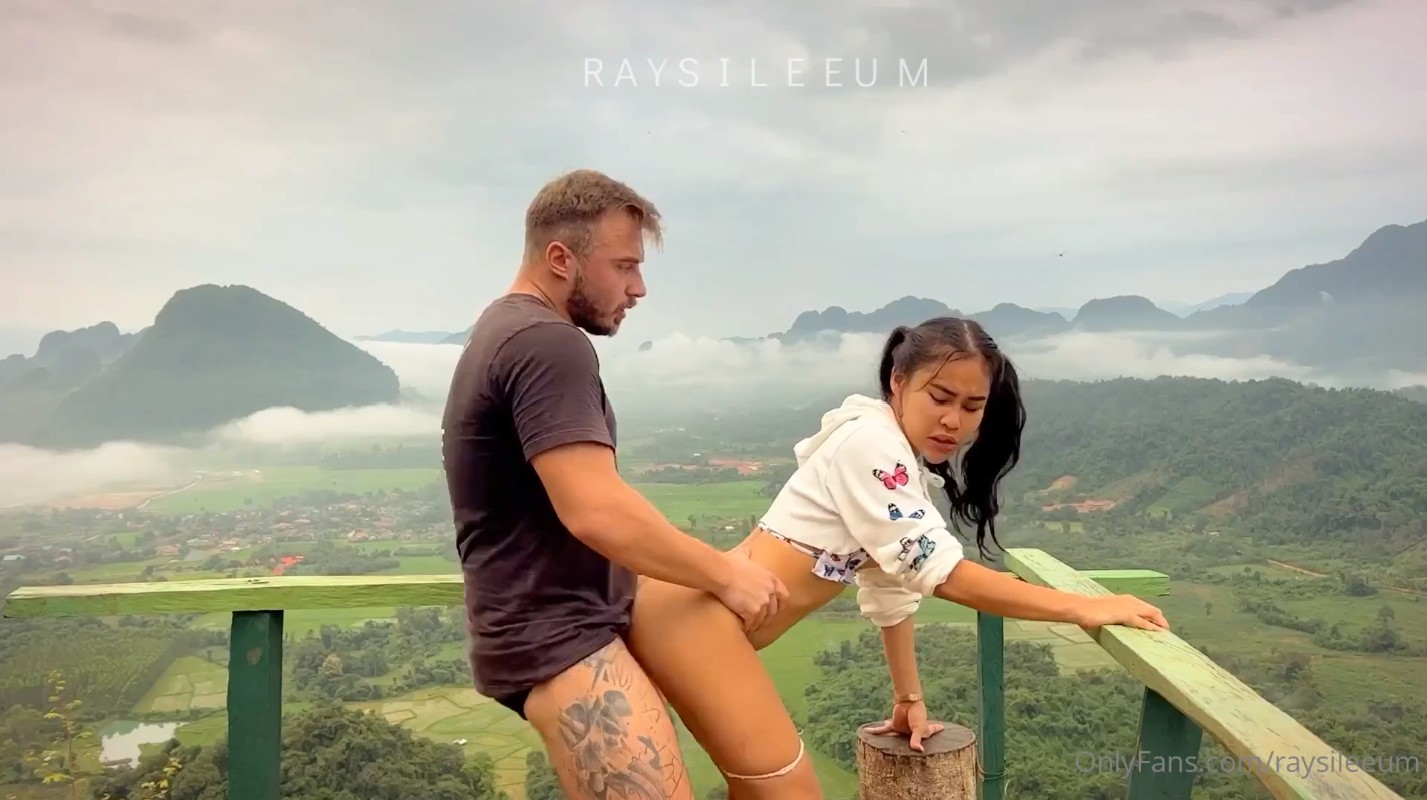 Raysi Leeum Has Outdoor Sex