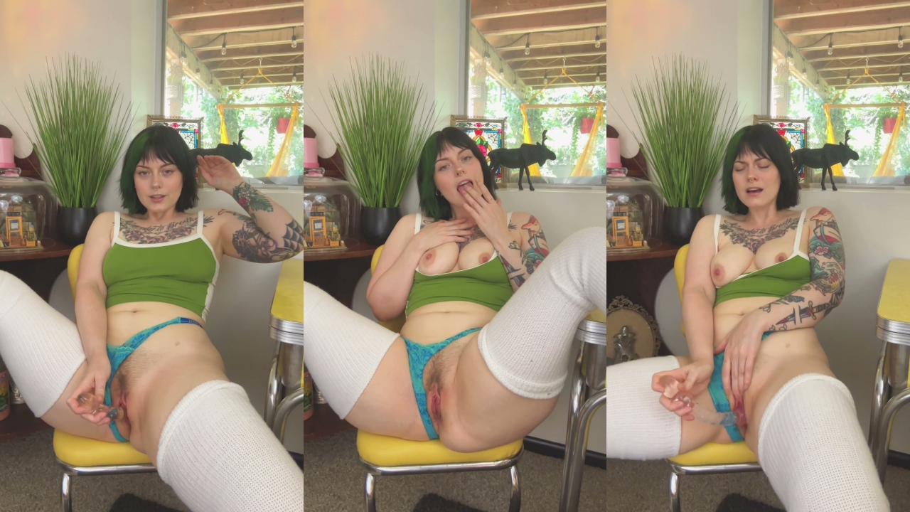 Ceres Sinclair Stuffs Her Pussy With Her Toy