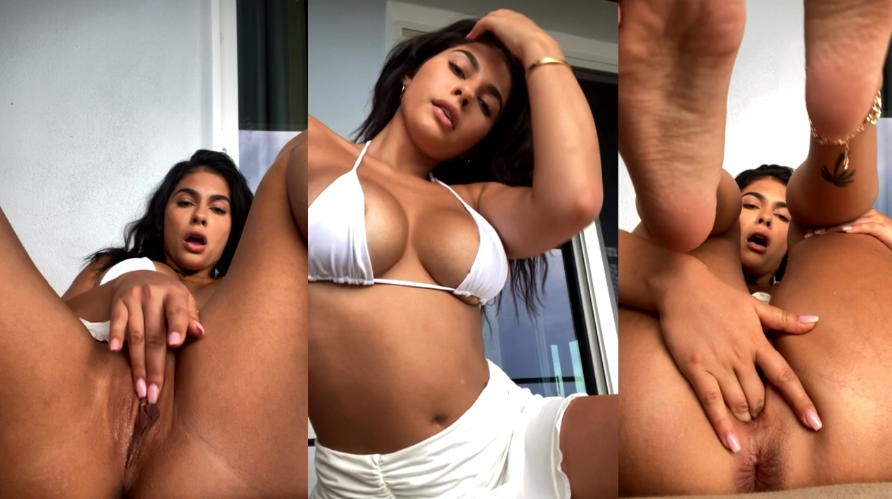 Amanda Trivizas Fingers Her Lusty Pussy