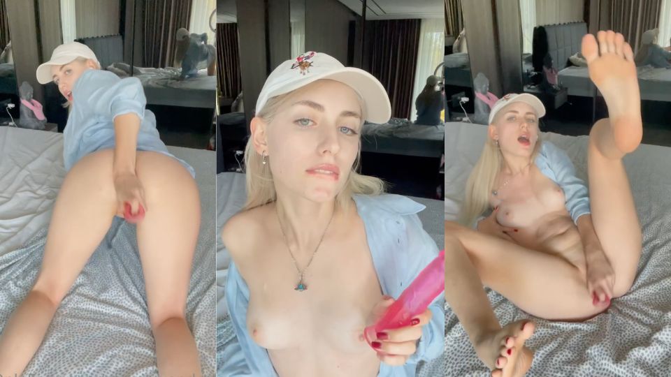 aliceinwonderland_xo Masturbates Using A Dildo